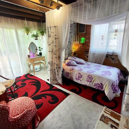Bed and Breakfast Jacaranda Іст-Грінстед Екстер'єр фото