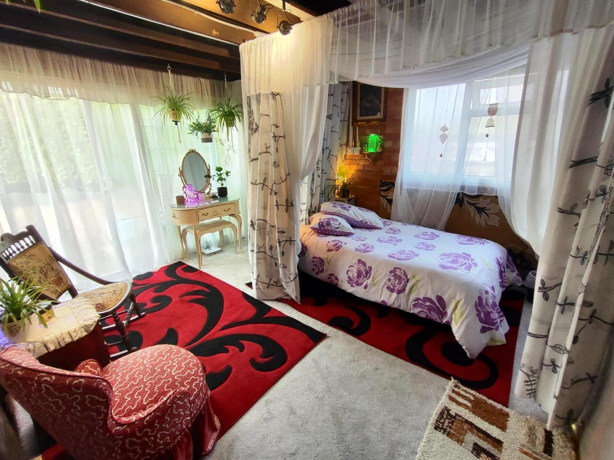 Bed and Breakfast Jacaranda Іст-Грінстед Екстер'єр фото