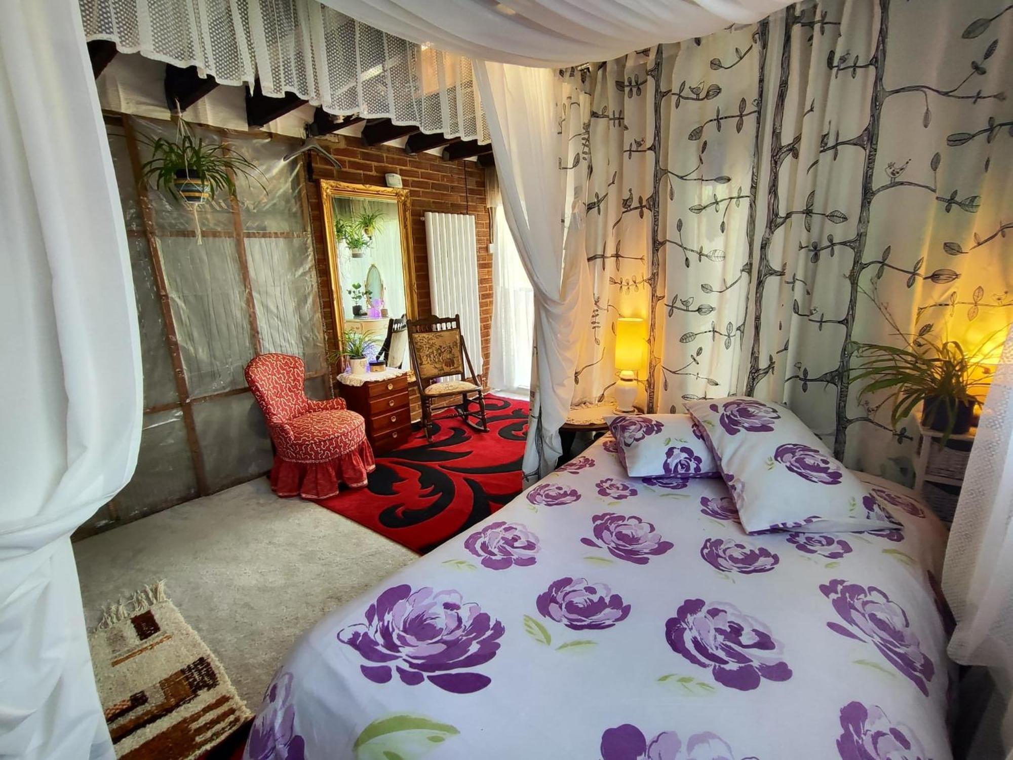 Bed and Breakfast Jacaranda Іст-Грінстед Екстер'єр фото