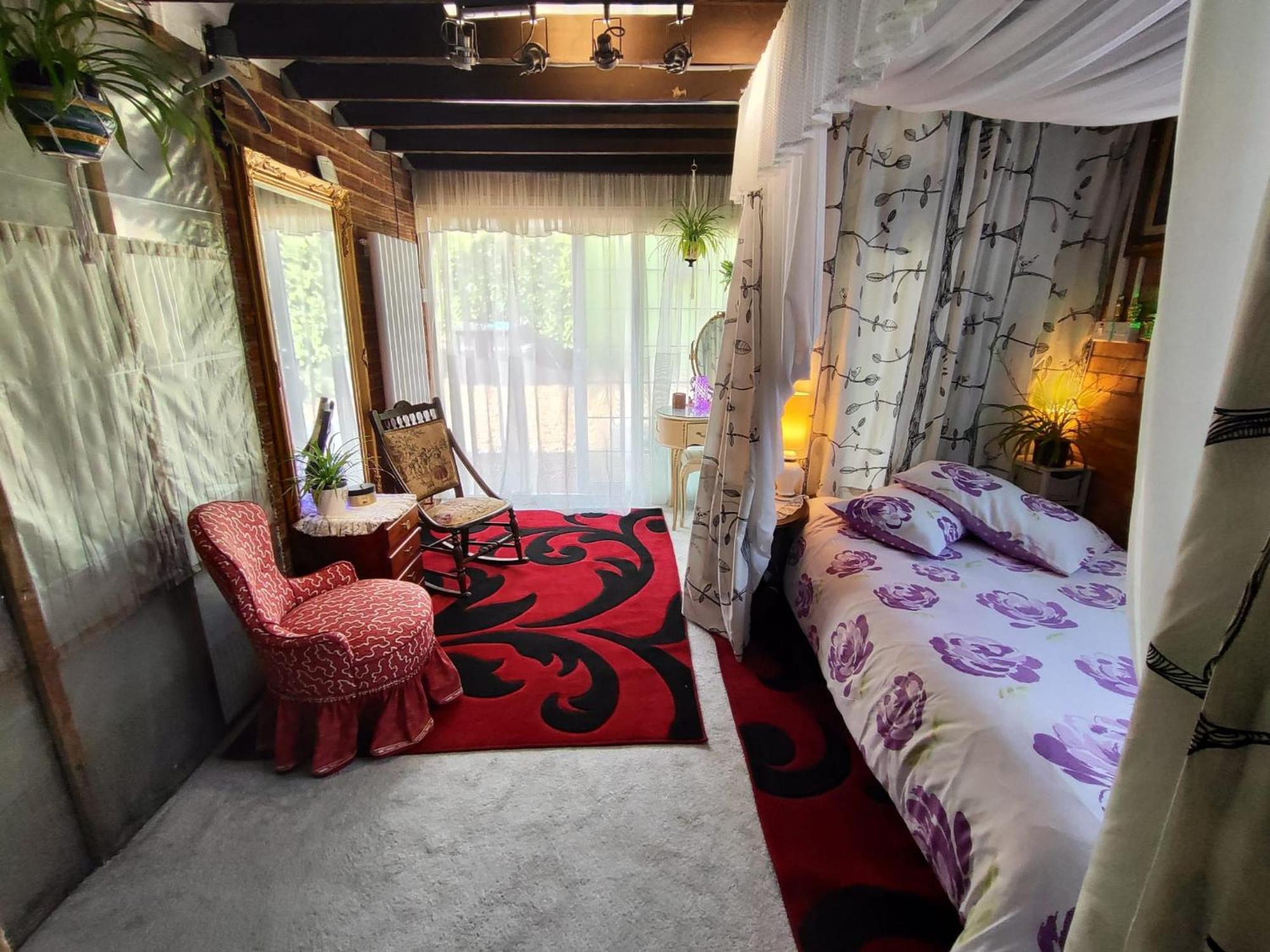 Bed and Breakfast Jacaranda Іст-Грінстед Екстер'єр фото