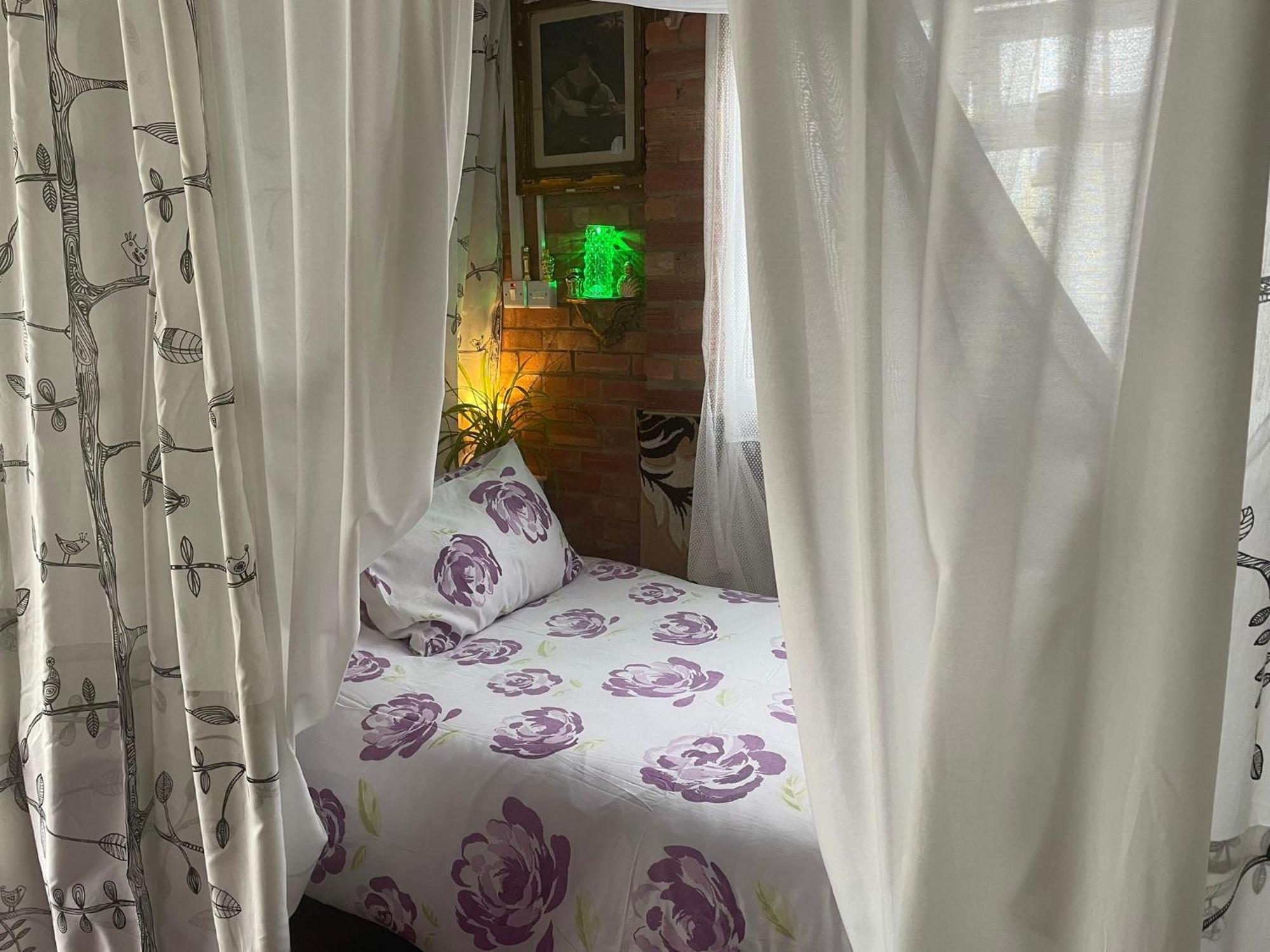 Bed and Breakfast Jacaranda Іст-Грінстед Екстер'єр фото